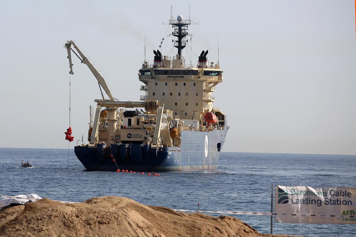 La embarcación que llevó los dos primeros cables a la playa de Sant Adrià, en 2022