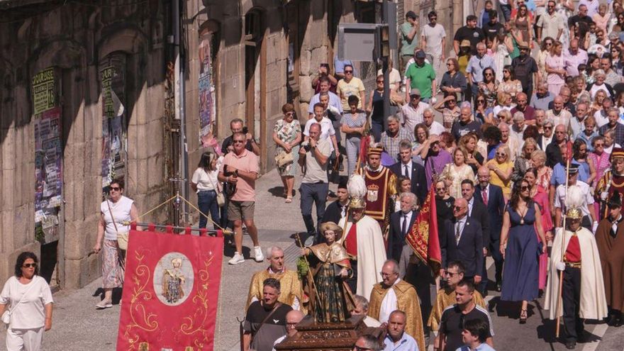 Procesión del Santiago en el barrio de A Ponte, ayer. | Roi Cruz