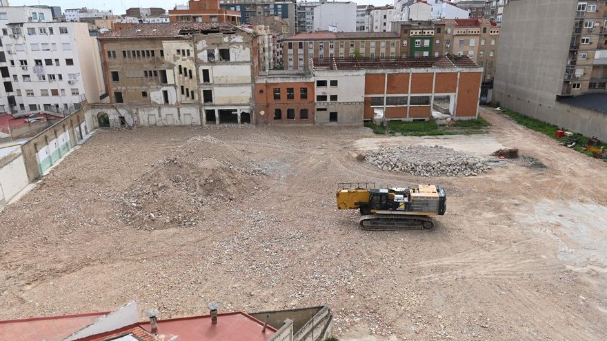 Las máquinas retoman el derribo del colegio Jesús y María a pesar de la petición de Apudepa para su paralización inmediata