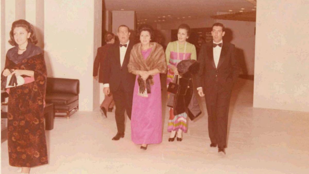 Inauguración del Hotel Meliá. De izquierda a derecha (Amelia Abad Olmos, José Abad Gosálvez, Amelia Olmos Ugarte, Mª Teresa Revenga Ortiz de la Torre y José Abad Olmos).