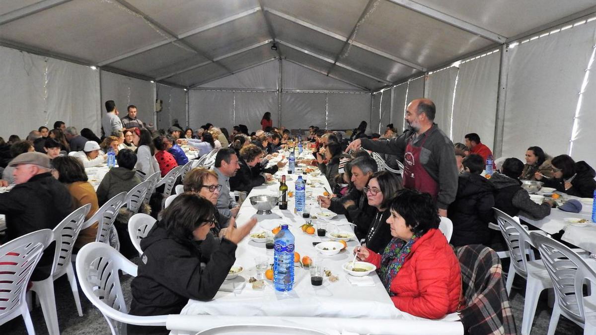 Los miembros de Es Forn posan junto a uno de sus cocinados. | ES FORN