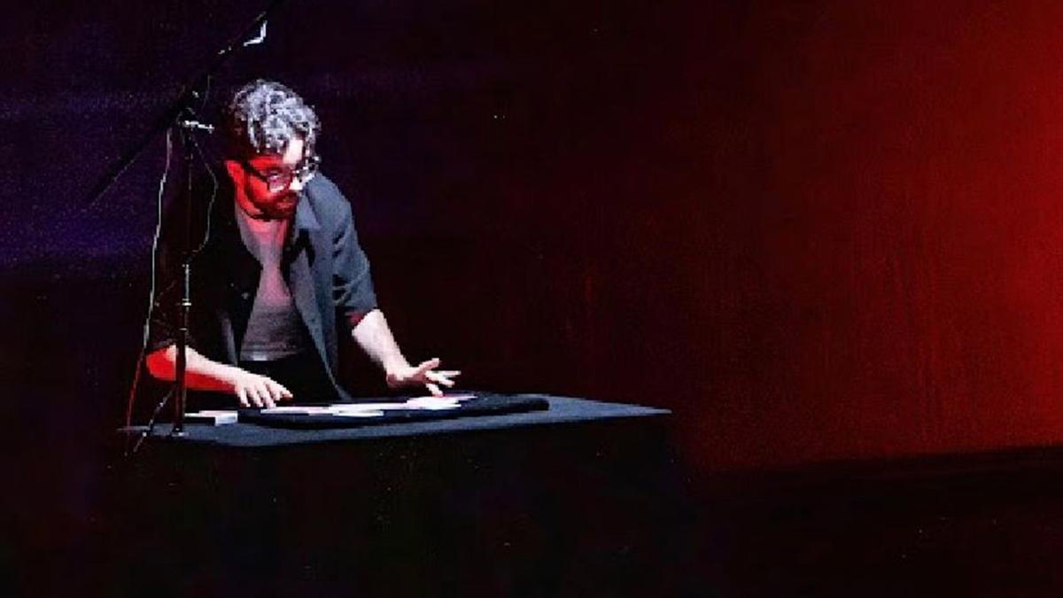Nacho Samena en un show de magia actual.