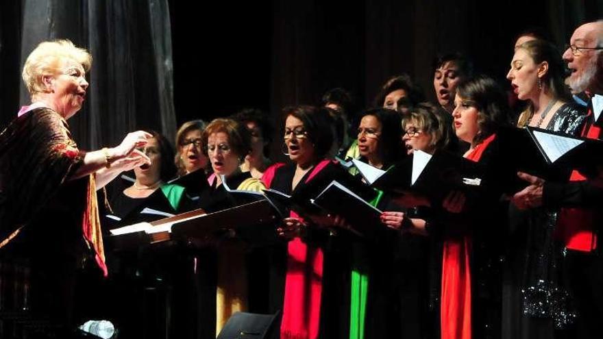 La actuación del coro Liceo de Vilagarcía. // Iñaki Abella