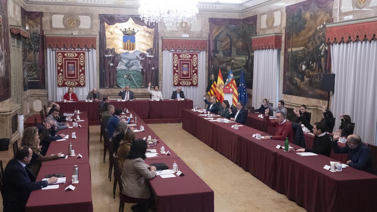 Momento de la votación del presupuesto del 2023 de Diputación, con PSPV, Compromís y Cs manifestándose a favor.