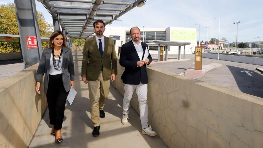 Judit Fontenla, Diego Calvo y Xosé Merelles, tras la reunión celebrada en Peinador. |