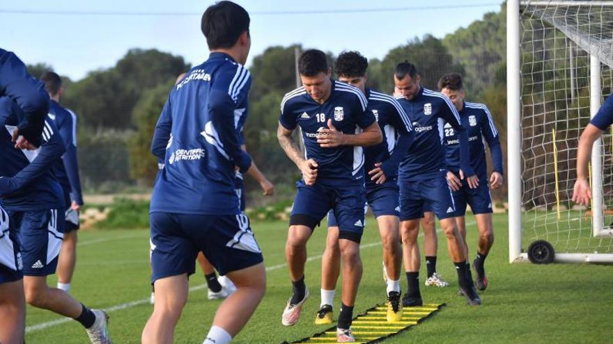 Los jugadores del FC Cartagena, con Musto al frente, durante un entrenamiento.  | FC CARTAGENA