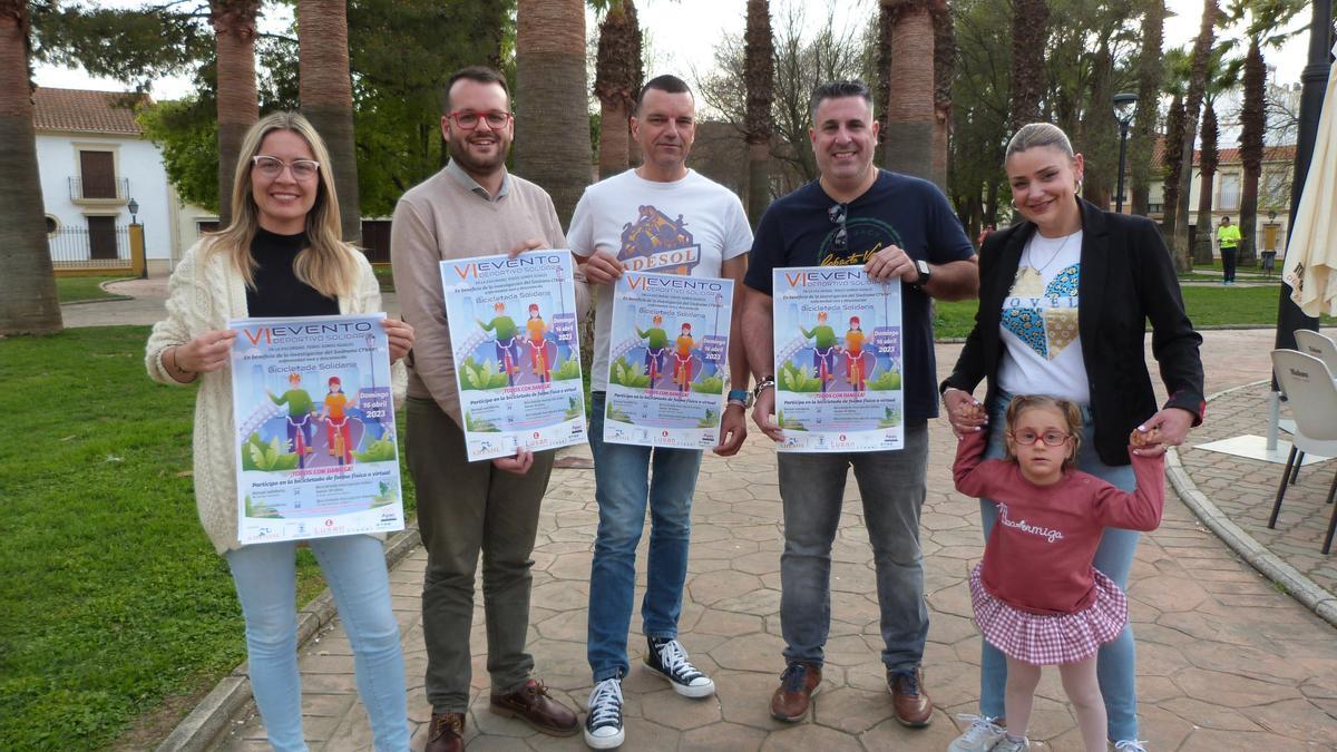 La pequeña Daniela junto a sus padres y miembros de Adesol.