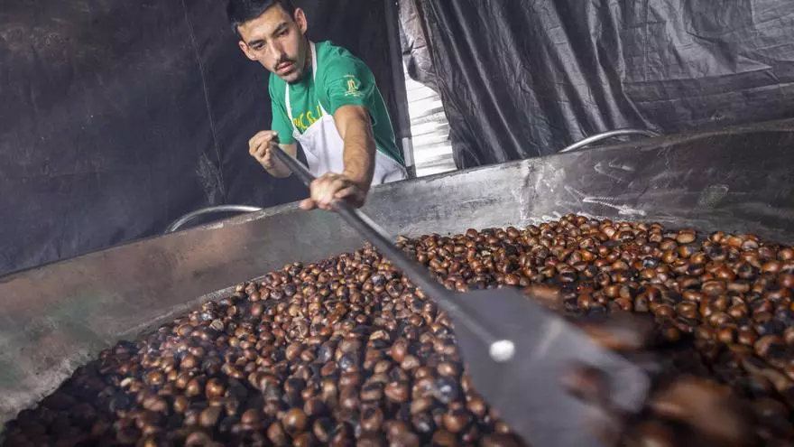 El amagüestu de Gascona reparte una tonelada de castañas y mil litros de sidra dulce