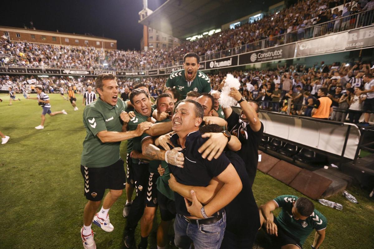 Escobar, tras el pitido final, junto a su cuerpo técnico.