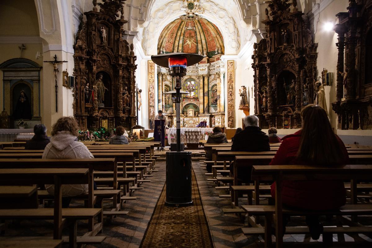 Dos calefactores tratan de mitigar el frío en la iglesia