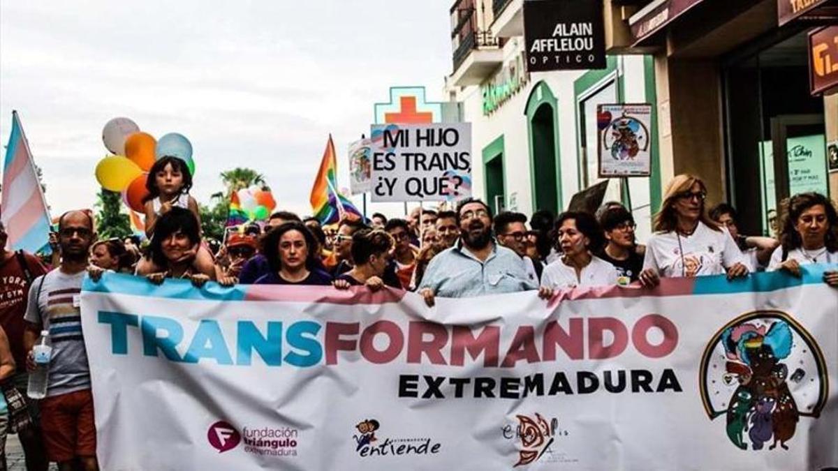 Pancarta en defensa de los derechos del colectivo trans durante una manifestación.
