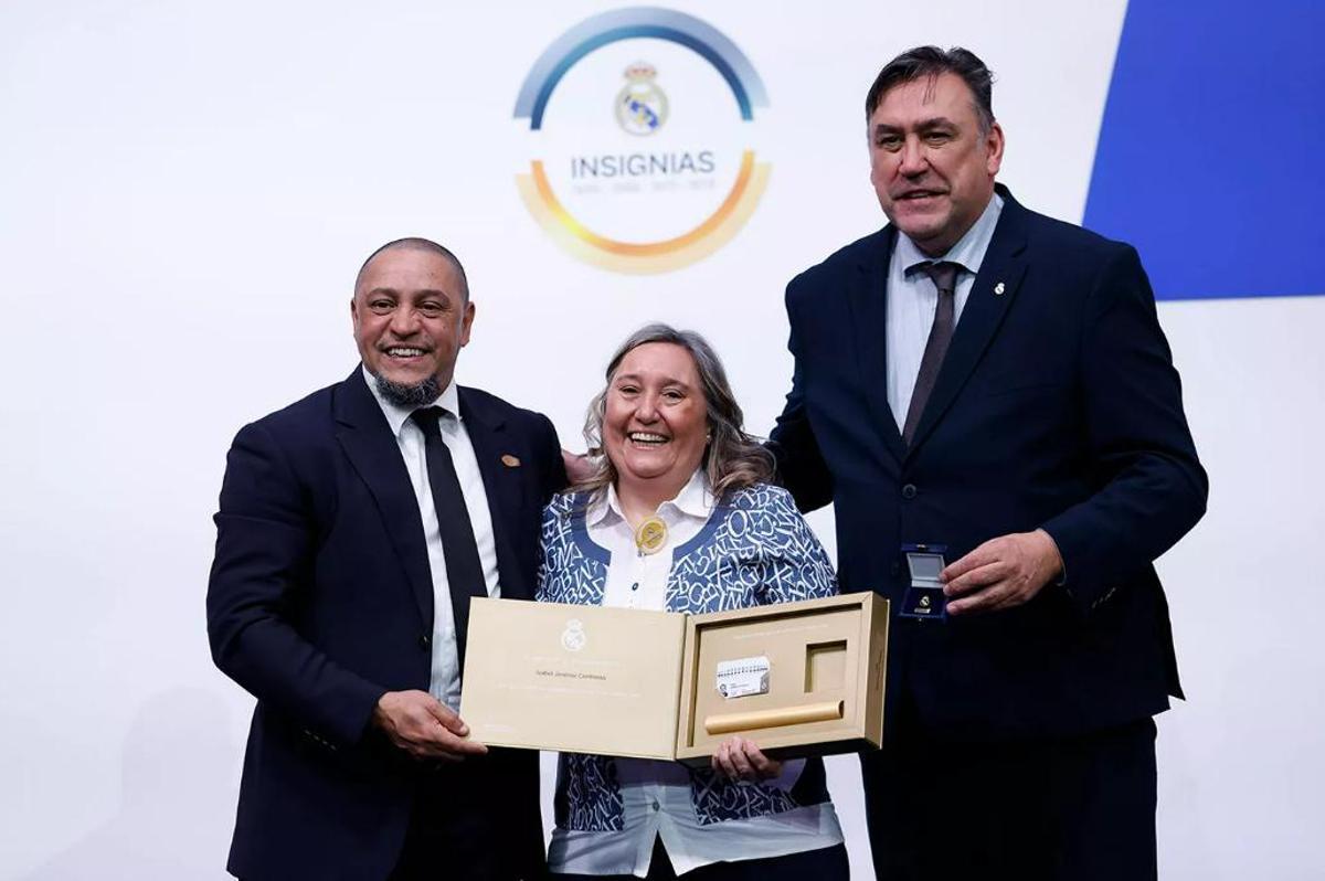 El Real Madrid entrega las insignias de oro y brillantes y de oro.