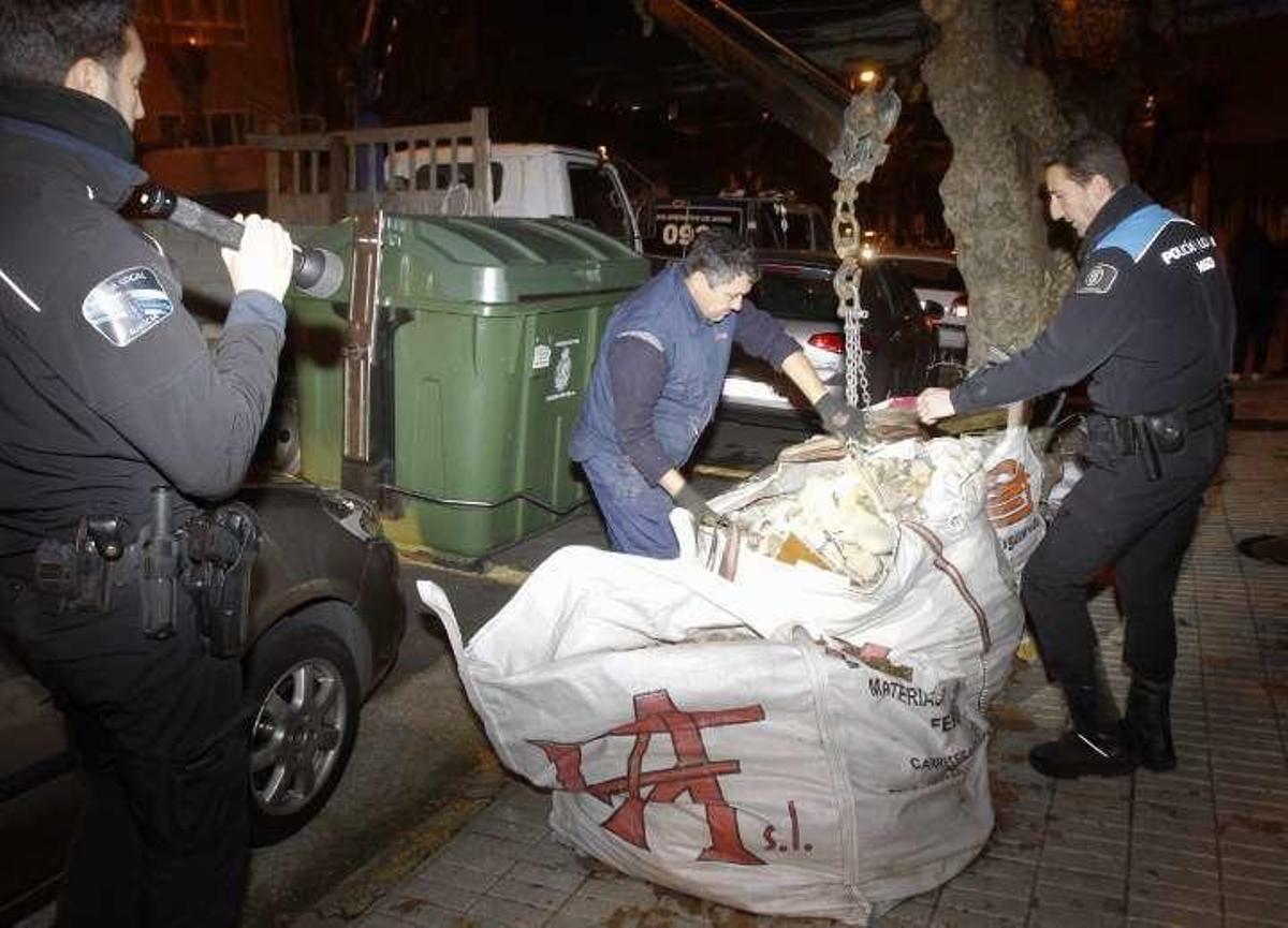 Un primer análisis estima que las piezas halladas en la basura son del Paleolítico y la época castreña