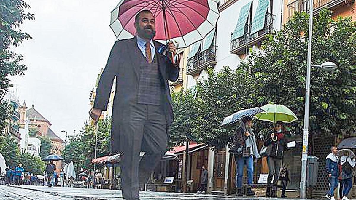 Un hombre pasea bajo la lluvia.