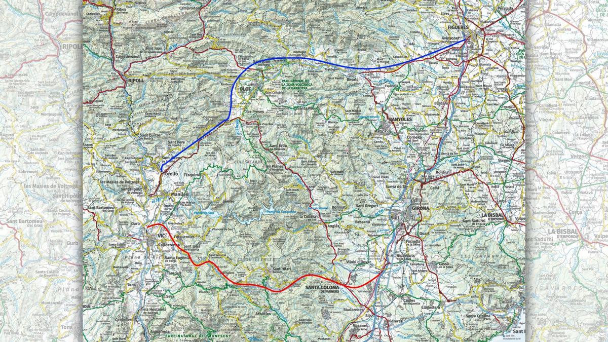 En color vermell: traça oficial del Ferrocarril Transversal. En color blau: traça alternativa des de Torelló fins a Olot i Figueres, per la vall del Fluvià.