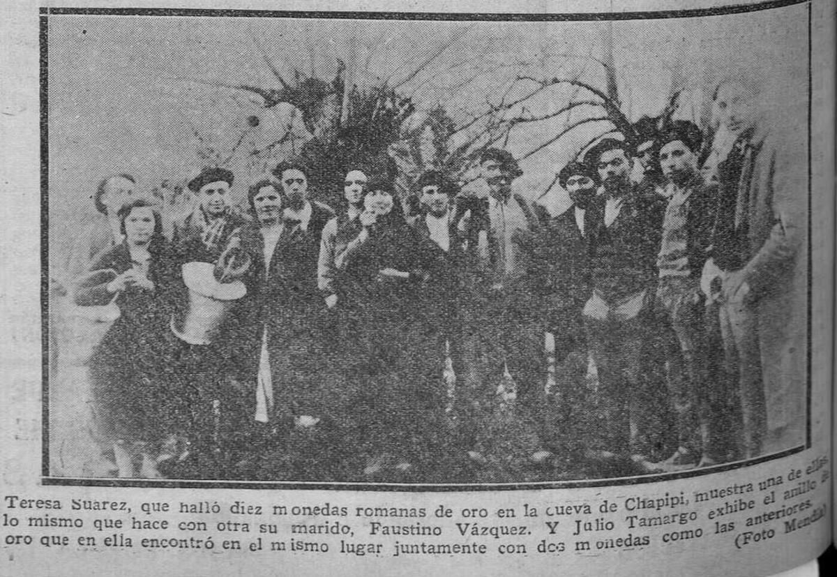 Imagen publicada en el diario Región, en febrero de 1934, con los vecinos que descubrieron varias de las monedas y el anillo.