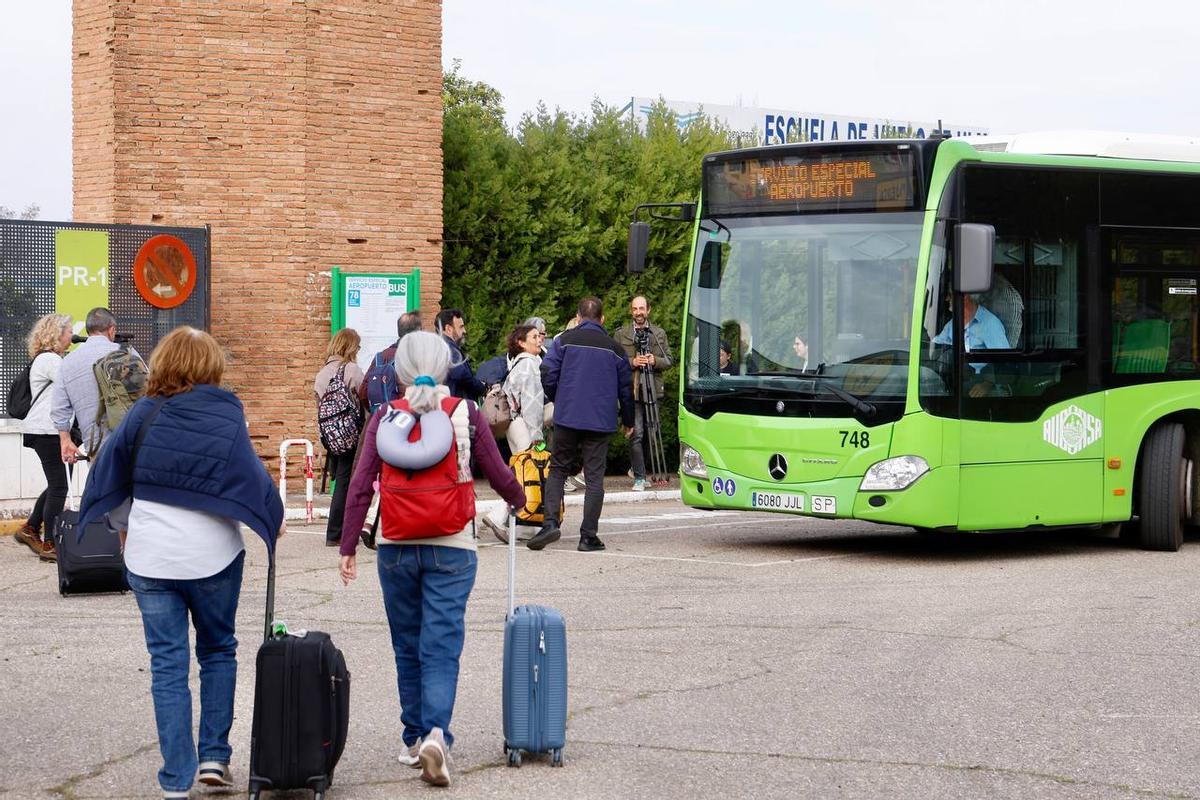 Pasajeros recién llegados de Canarias cogen el autobús.