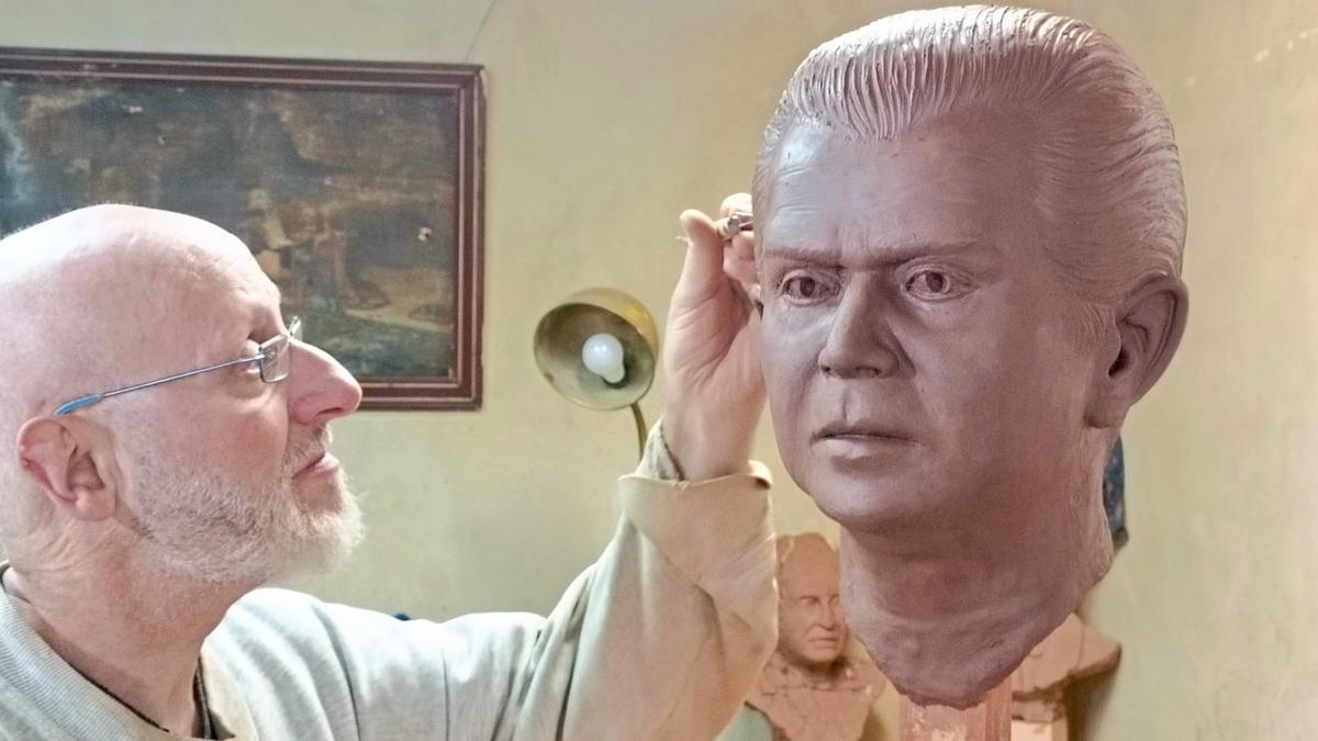 Jordi Benavent trabaja con el busto de Antonio Ballester.