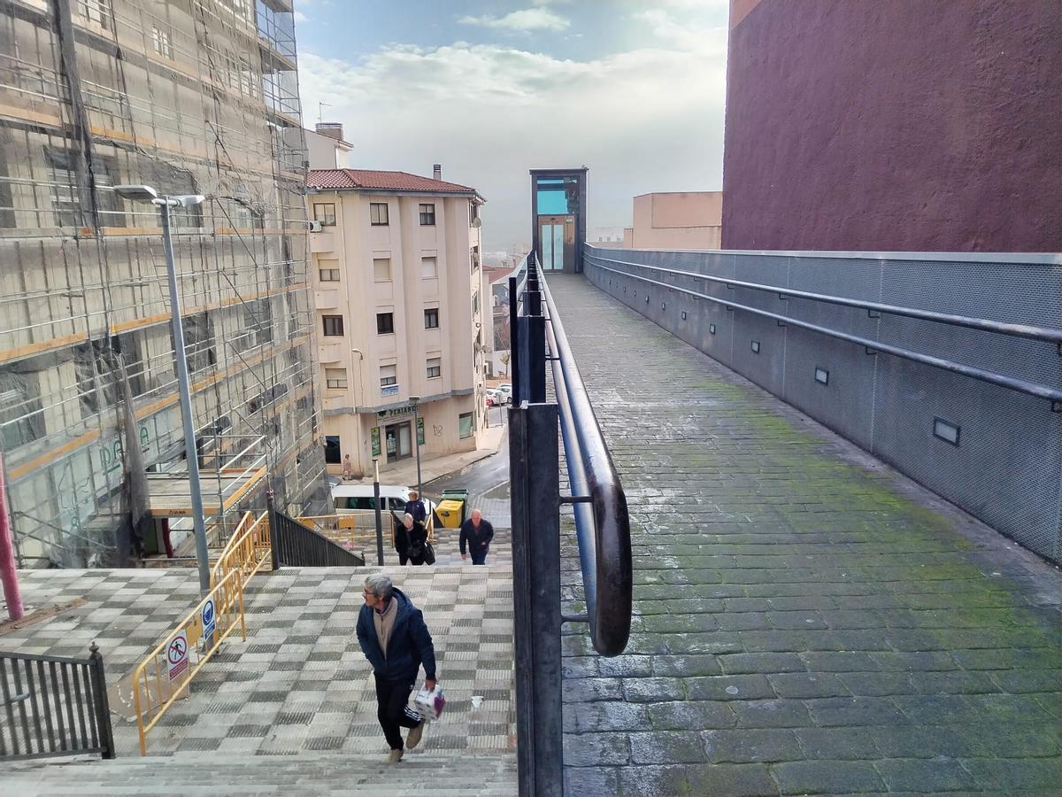 Ascensor anexo al centro de salud Luis de Toro de Plasencia, averiado desde hace un mes.