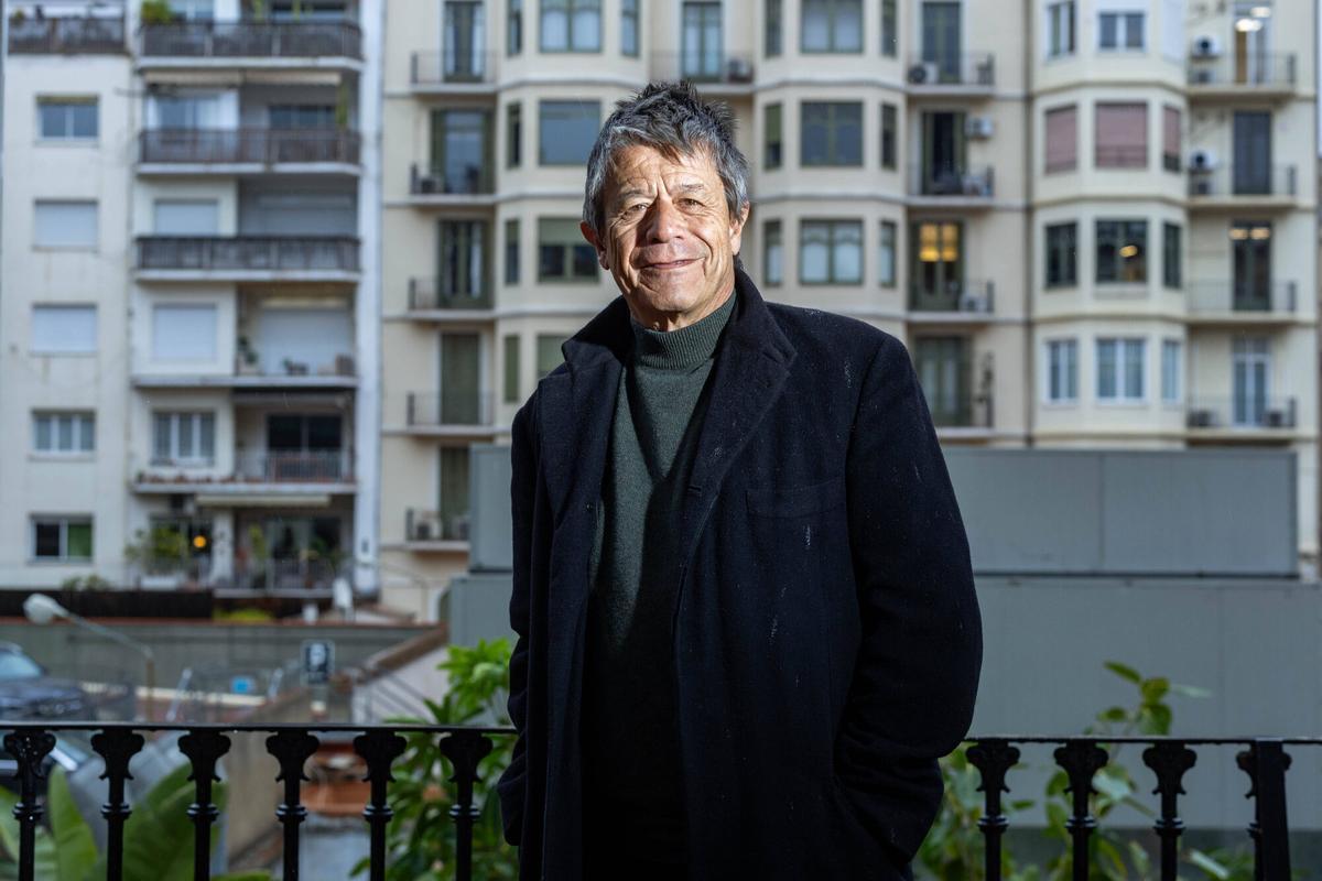 Barcelona 06/03/2026 Cultura. El escritor Emmanuel Carrère,fotografiado en Barcelona. AUTOR: JORDI OTIX