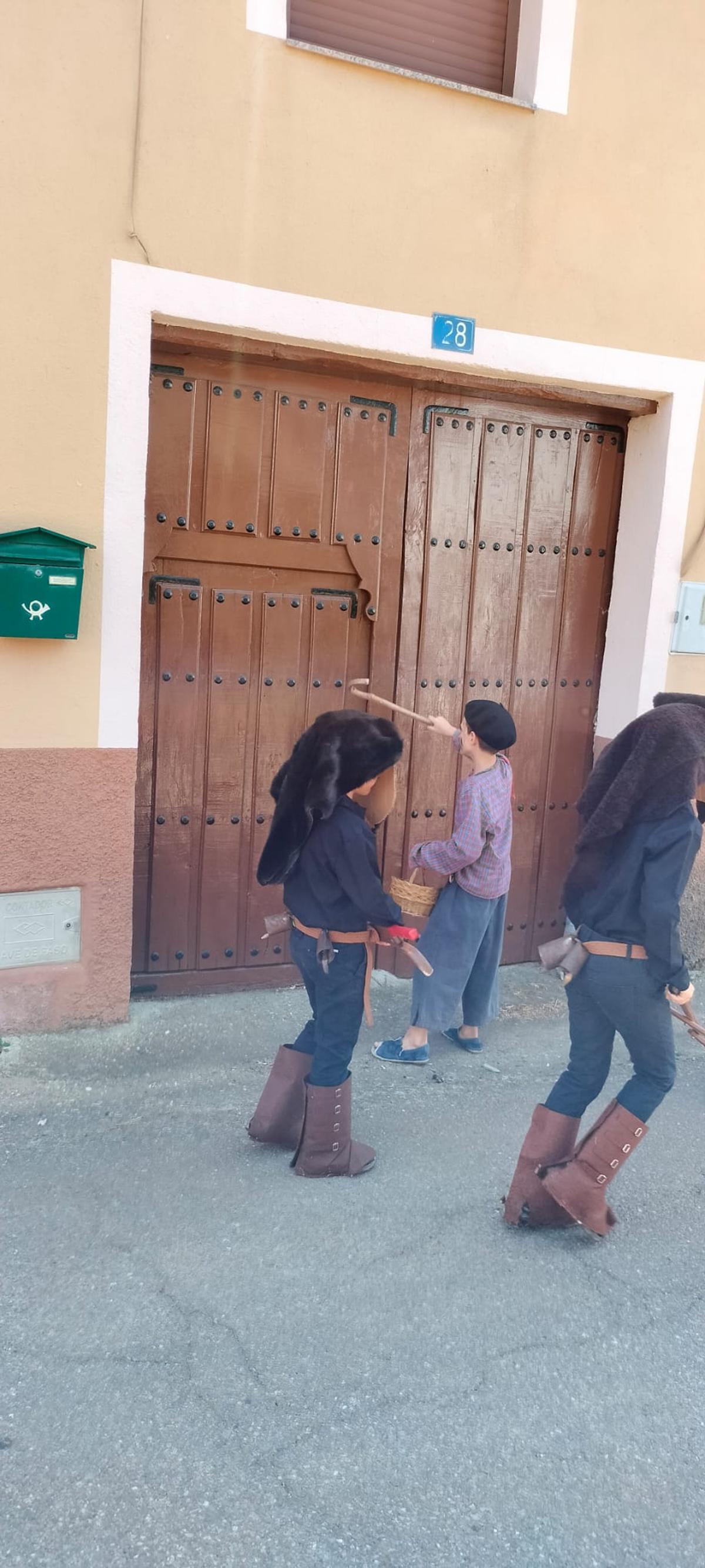 San Vicente de la Cabeza recupera El Atenazador, la única mascarada ibérica del verano