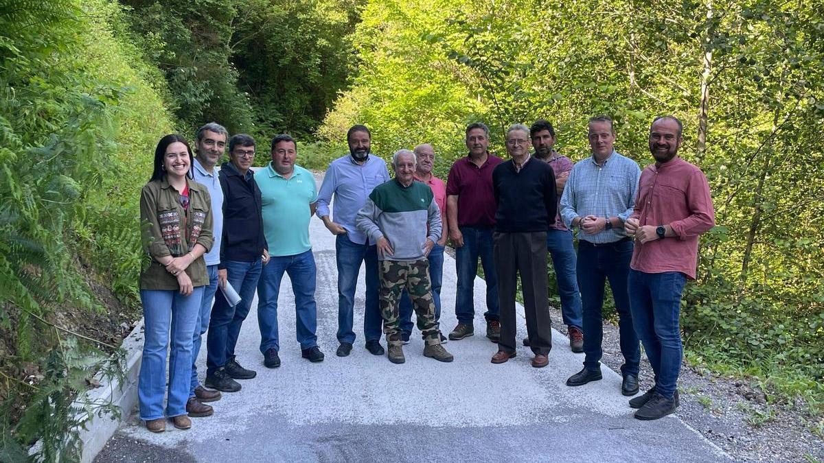 El alcalde de Piloña –primero por la izquierda– y el Consejero –a su lado– junto a otras autoridades y ganaderos de la zona.