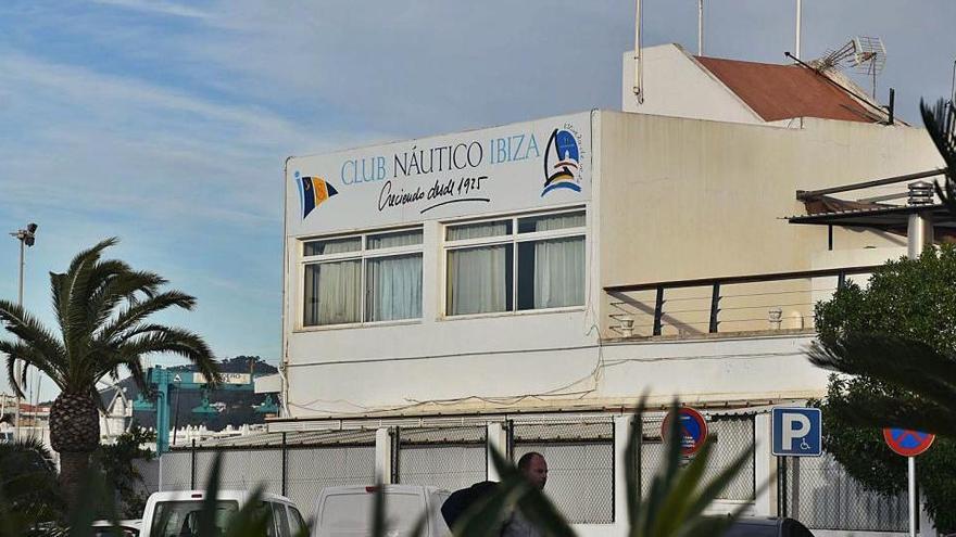 Detalle de la fachada del Club Náutico Ibiza desde la avenida de Santa Eulària.