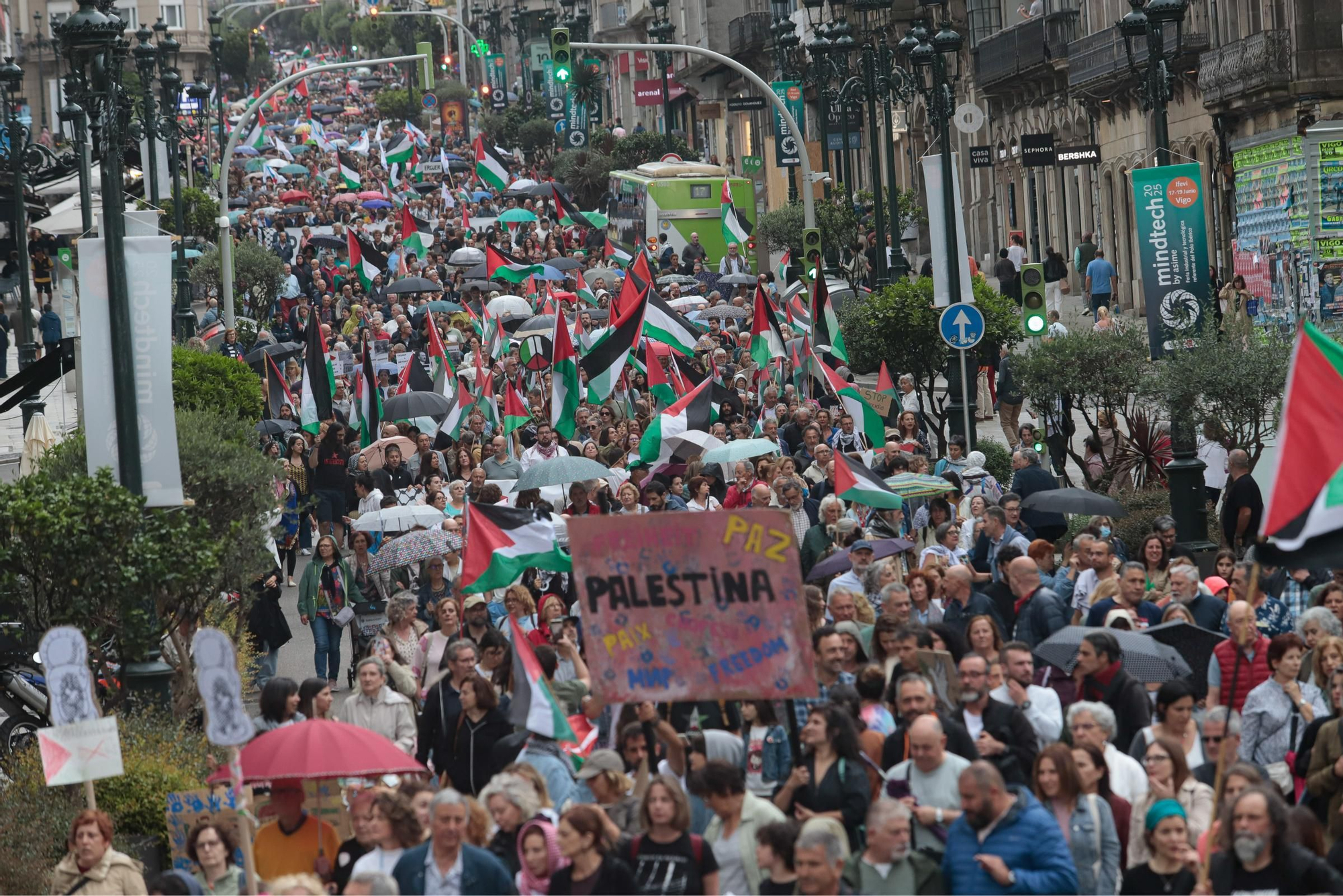 Las imágenes de la multitudinaria manifestación en Vigo contra el «genocidio» de Israel sobre Palestina