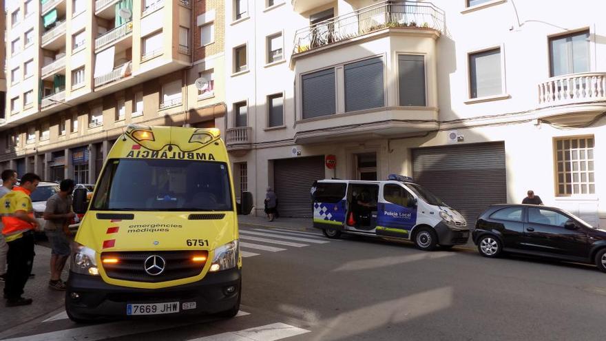 Una ambulància i un vehicle de la Policia Local, al lloc de l&#039;accident