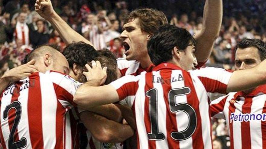 Los jugadores del Athletic celebran uno de los goles conseguidos ante la Real