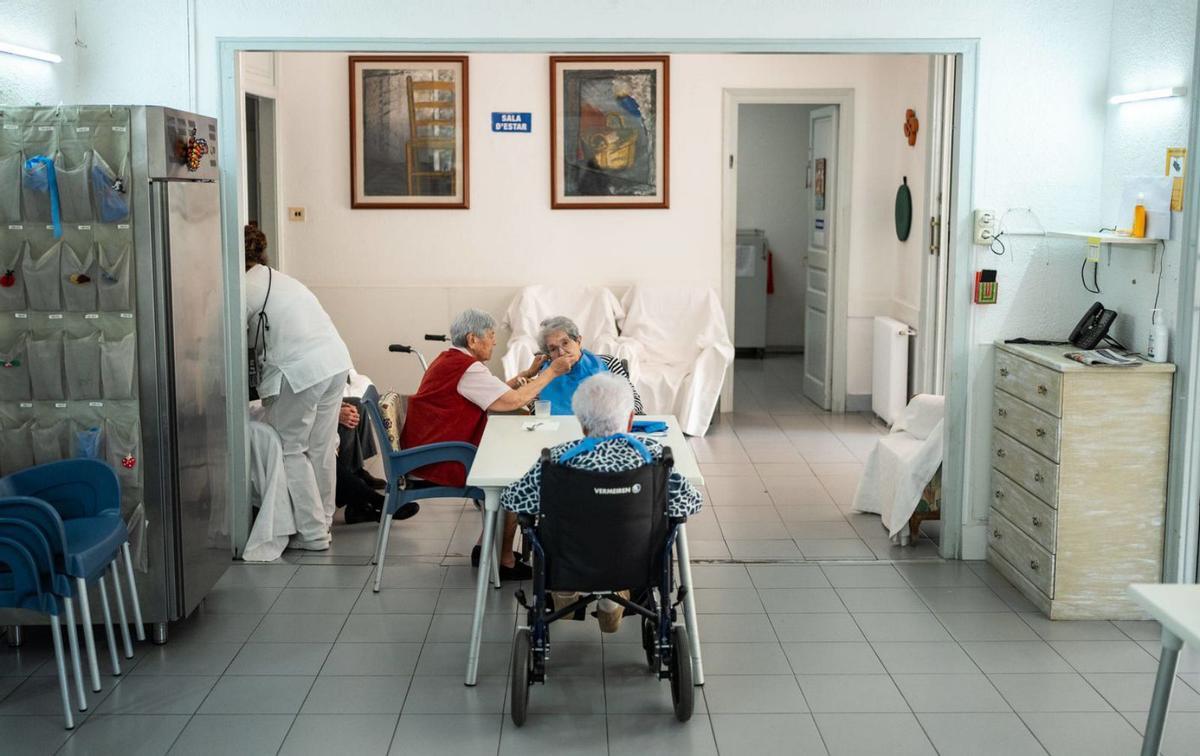 Catalunya aprova la llei que uneix l’atenció social i la sanitària