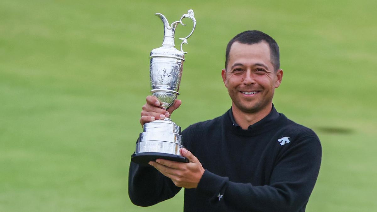 Schauffele, mostrando el trofeo conquistado este domingo