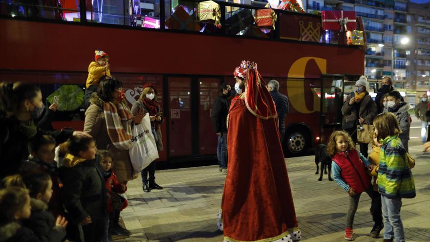 Aglomeraciones en la plaza del Ayuntamiento de València para ver a los Reyes Magos