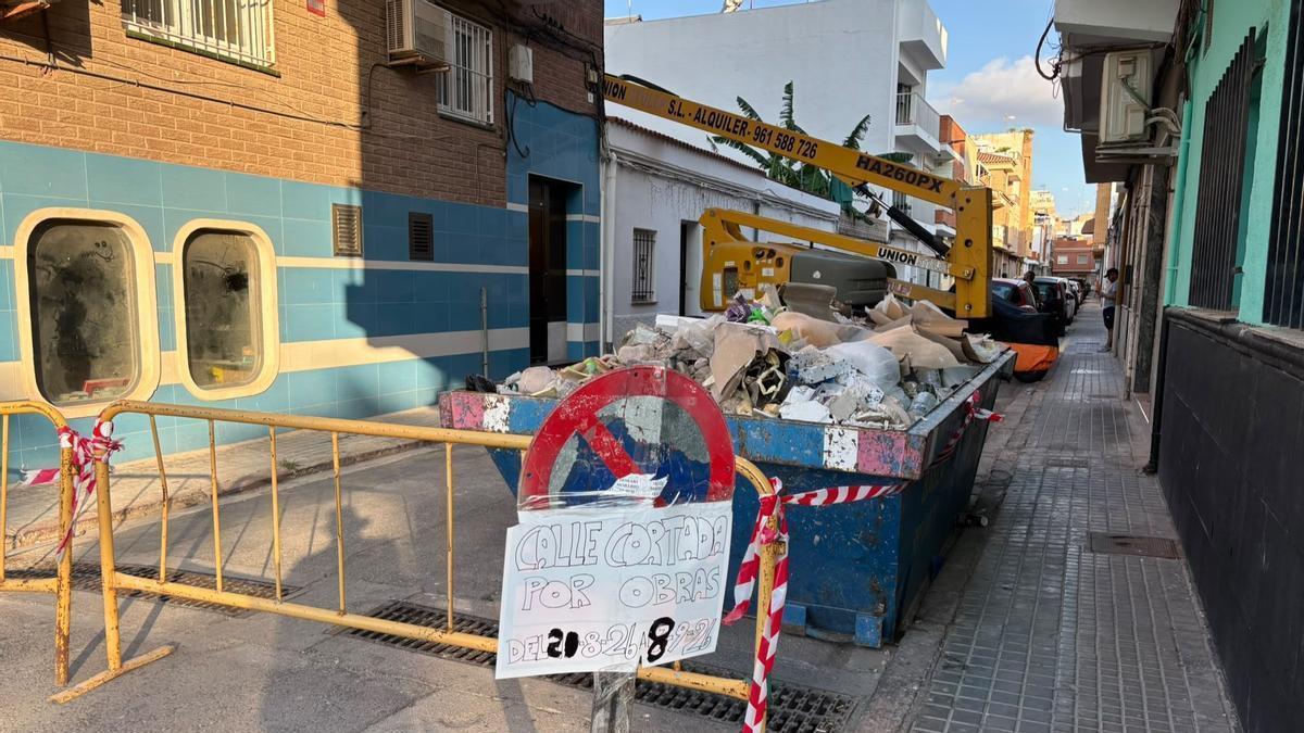 Calle cortada en el Port de Sagunt.