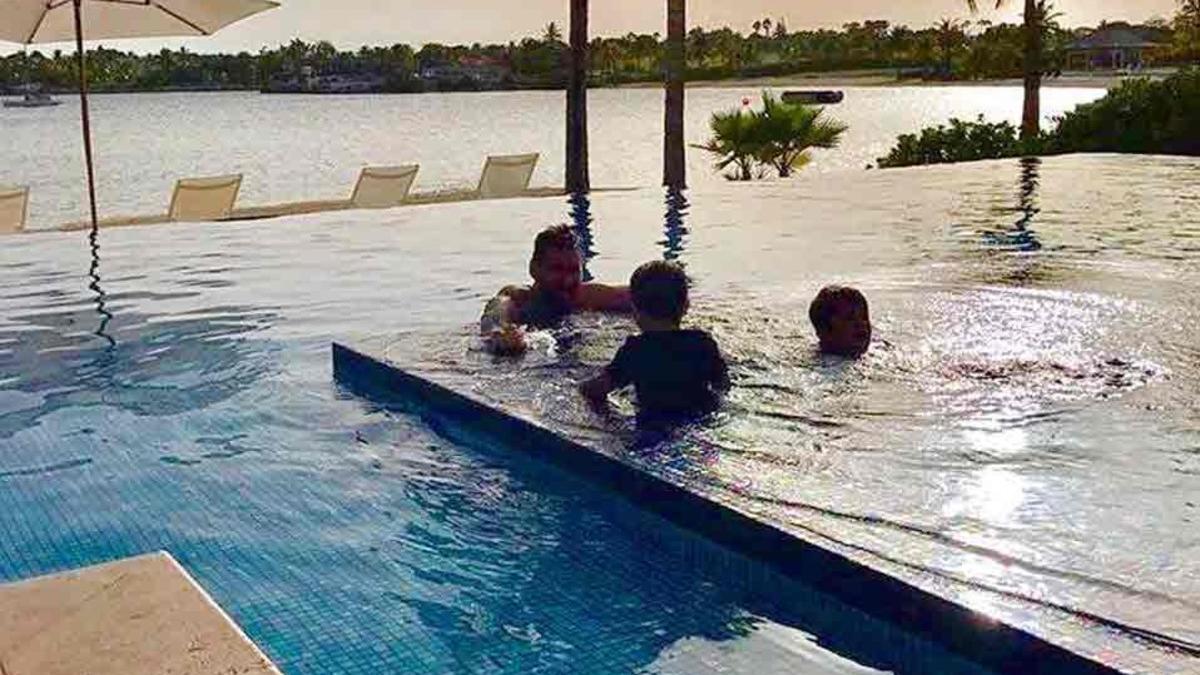 Messi y sus dos hijos Thiago y Mateo en la piscina