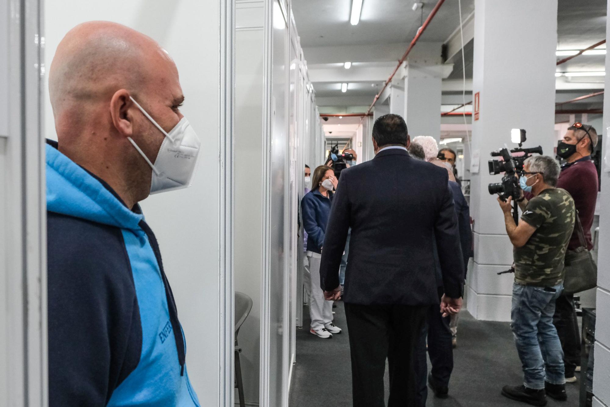 Ángel Víctor Torres y Blas Trujillo visitan el punto de vacunación de Infecar