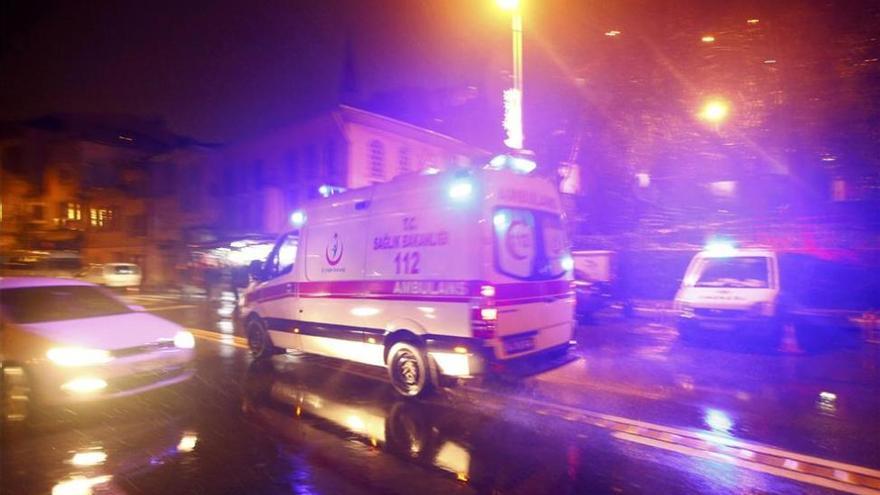 Sigue huido el atacante que mató a 39 personas en un club de Estambul