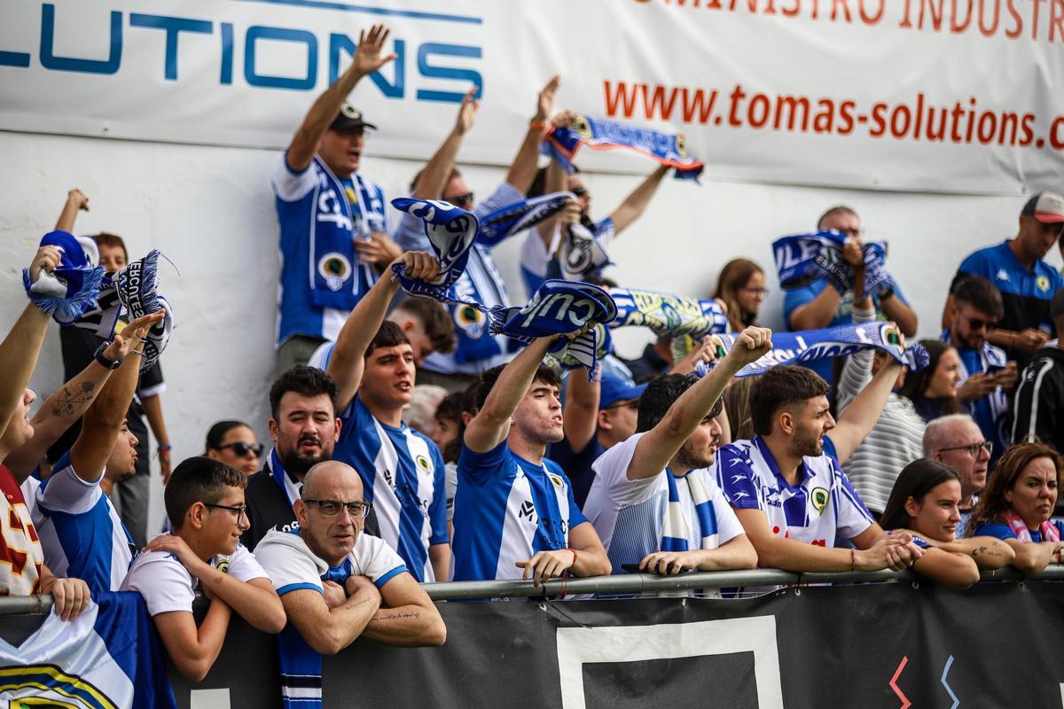 Los aficionados del Hércules en uno de los desplazamientos de la hinchada blanquiazul esta temporada.
