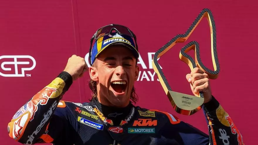 Acosta se corona en casa de KTM con una victoria incontestable