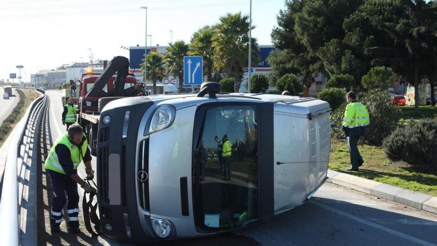 Herido leve al volcar su furgoneta en la N-340 de Vila-real