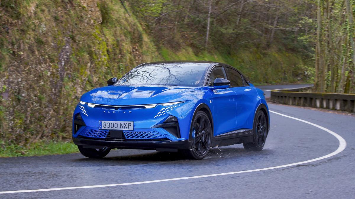Prueba del Alpine A390 en un tramo cerrado de rallye
