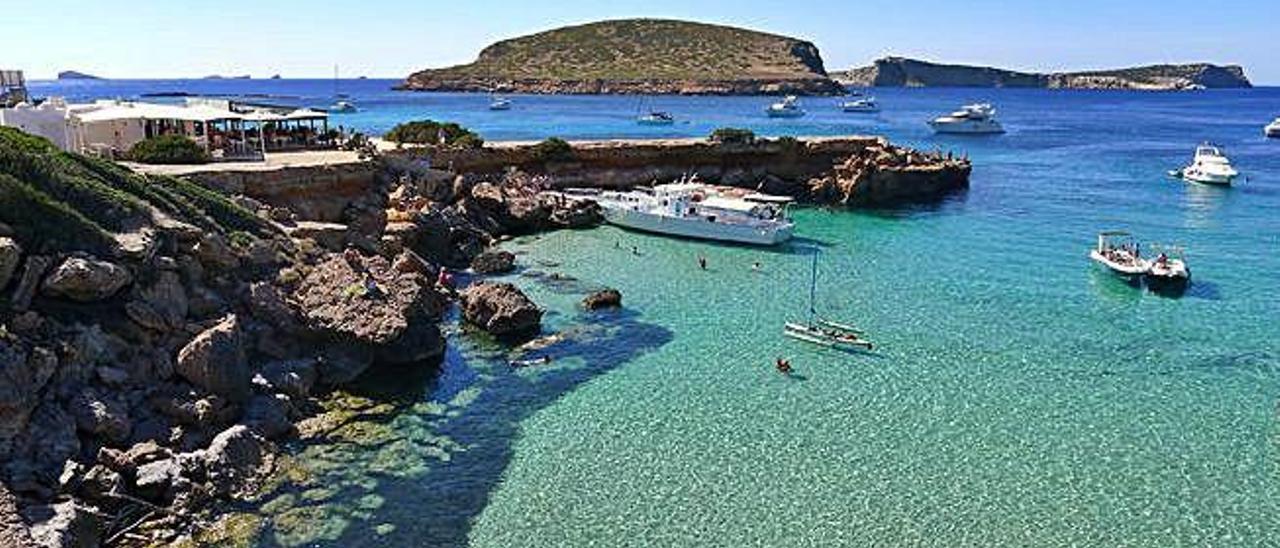 Los tonos turquesas del mar en esta parte de la costa adquieren una intensidad galvánica.