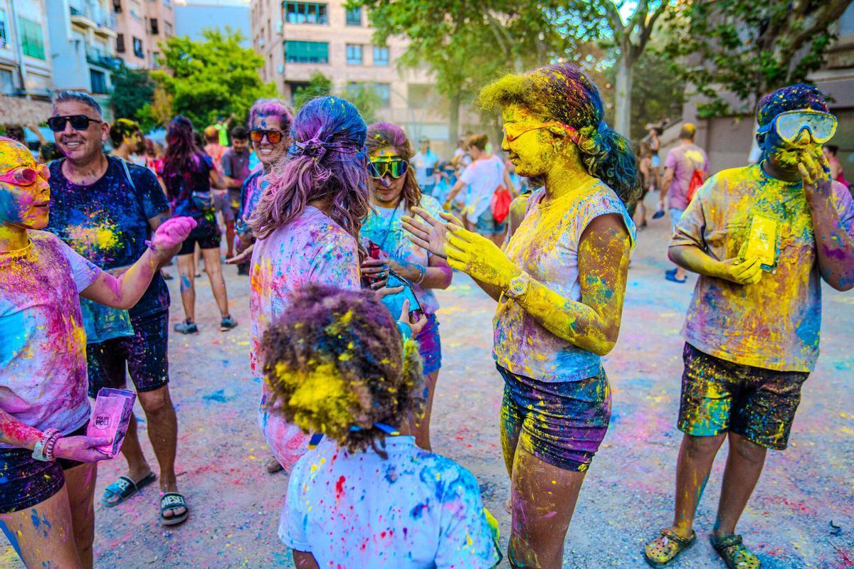 La festa Holi omple de colors els Jardins del Casino de Manresa La festa Holi omple de colors els Jardins del Casino de Manresa