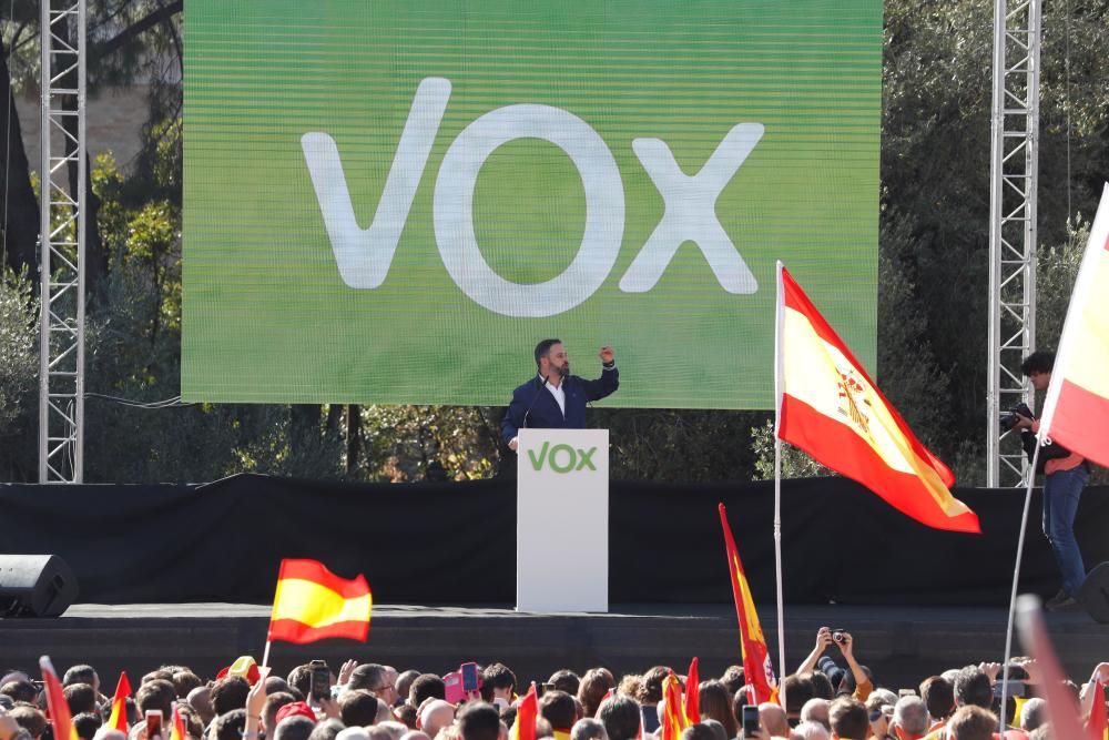 Vox concentra a miles de personas en Colón en ...