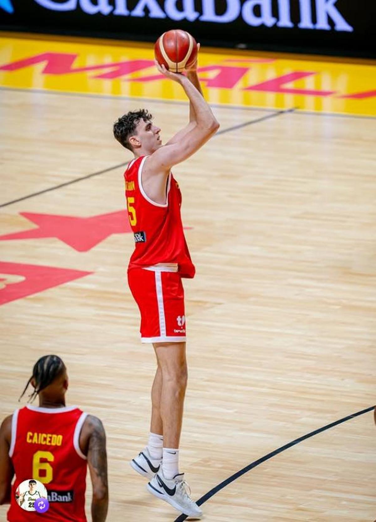Guillermo, en un partido con la selección española B.
