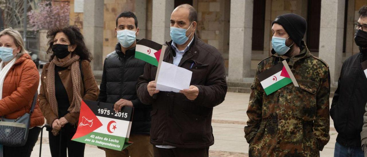 El delegado del Frente Polisario en Castilla y León, Mohamed Labat, en la concentración organizada en la plaza de la Constitución.