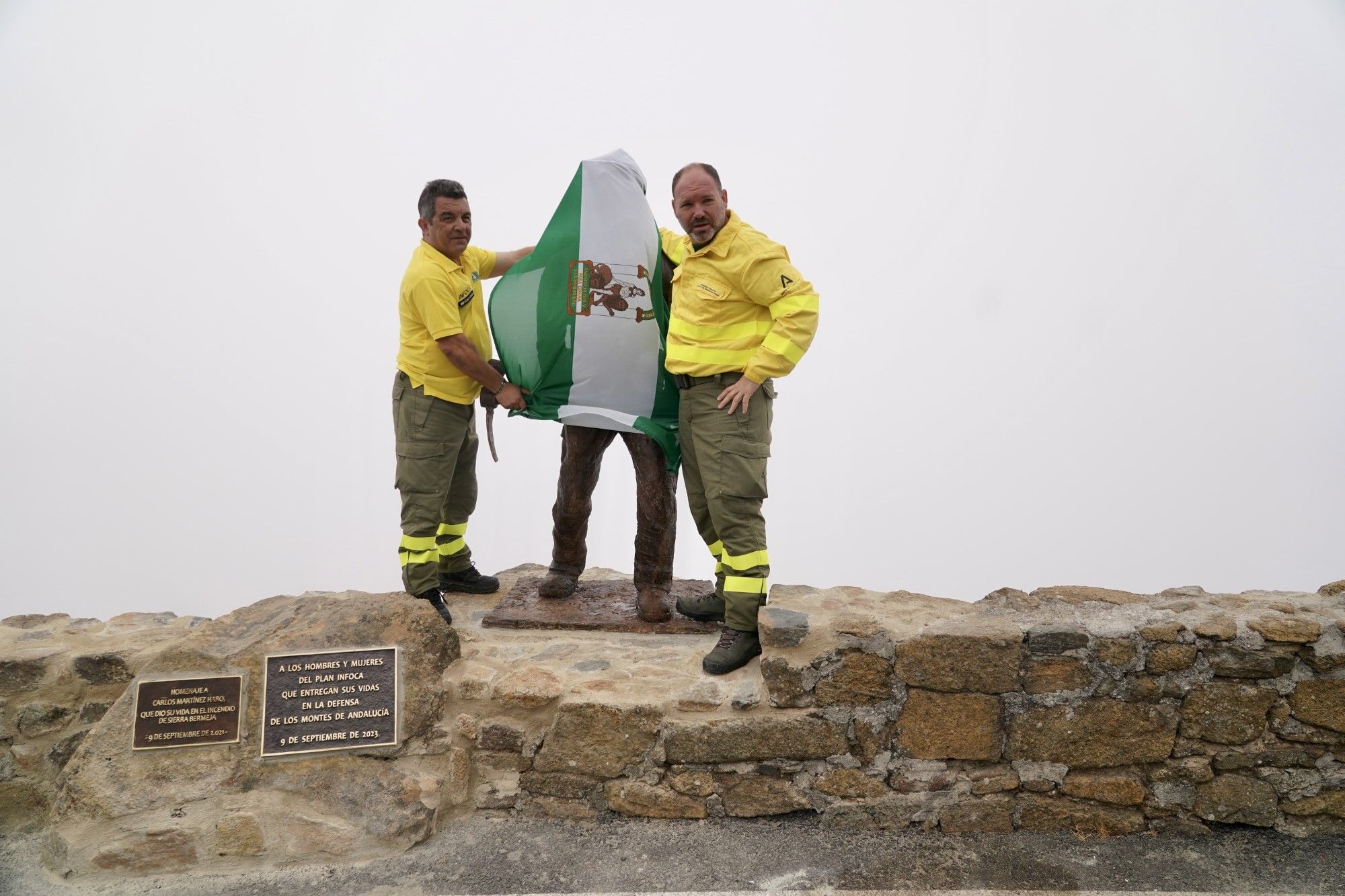 Antonio Sanz preside un homenaje al bombero fallecido en 2021 en el incendio de Sierra Bermeja