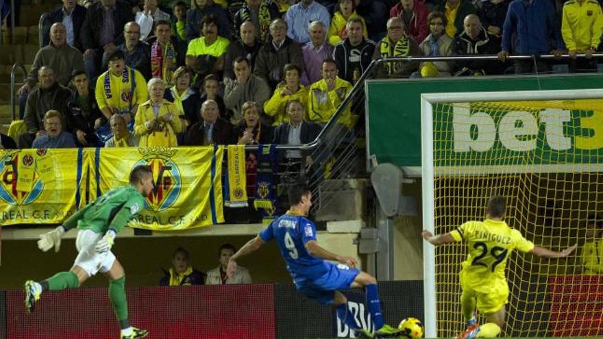 El central Pablo Íñiguez, que fue expulsado al filo del descanso, busca evitar que el balón entre tras el fallo de Asenjo.