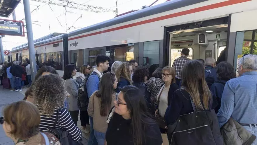 Indignación en la estación de Xàtiva por la cancelación de trenes a València