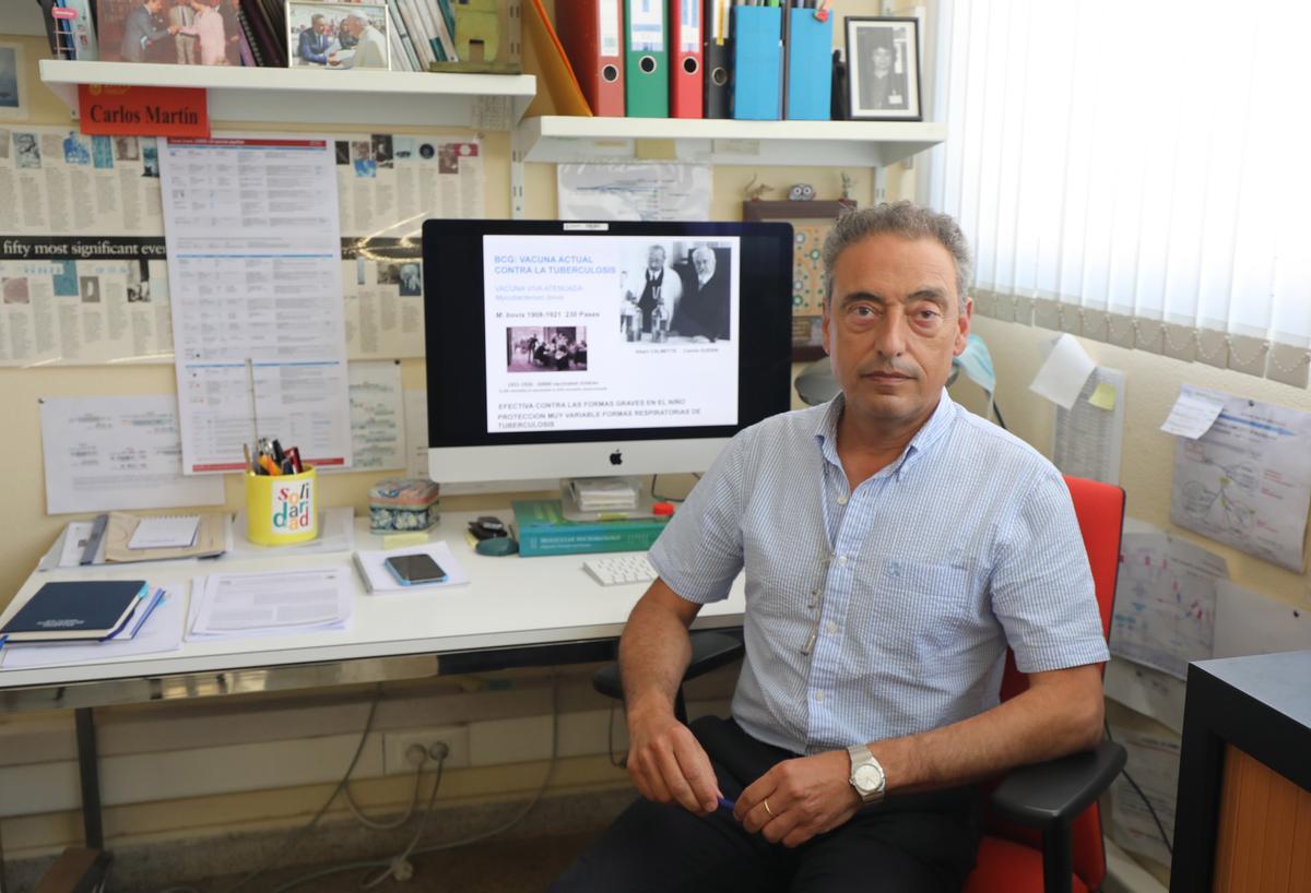 Carlos Martín, el pasado verano, en su despacho de la Universidad de Zaragoza.